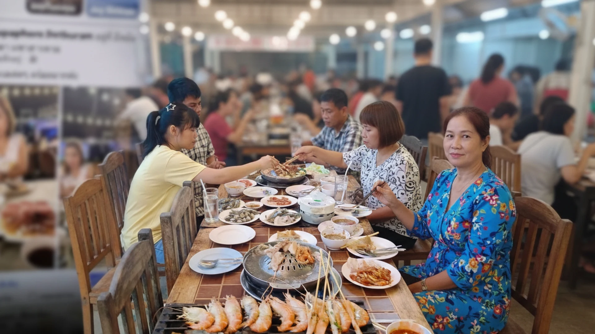 ครอบครัวคนไทยมีความสุขกับการทานหมูกระทะในร้านอาหาร เป็นกลยุทธ์รักษาลูกค้าด้วยจิตวิทยาผู้บริโภค