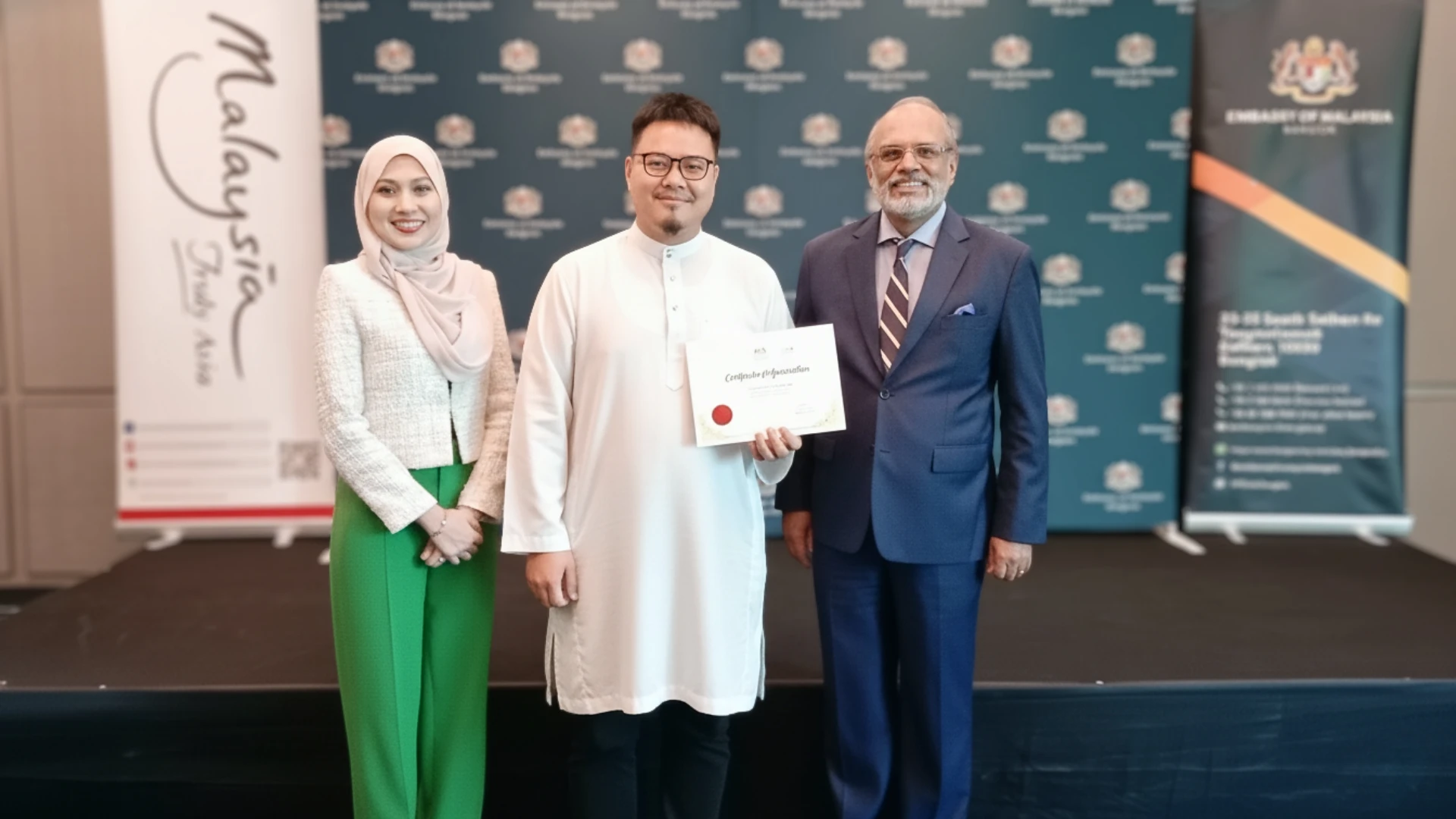 ฟิลลิปส์รับรางวัลด้านวิดีโอเที่ยวมาเลเซียจากท่านเอกอัครราชทูตมาเลเซีย Mr. Jojie Samuel ที่สถานทูตกรุงเทพ